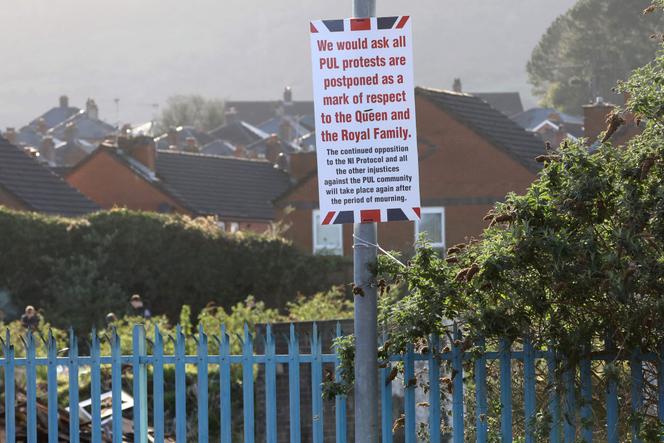 Des affiches placardées dans les quartiers loyalistes de Belfast et annulant les manifestations prévues, à la suite de l'annonce, plus tôt dans la journée, du décès du prince Philip, duc d'Edimbourg, le 9 avril 2021.