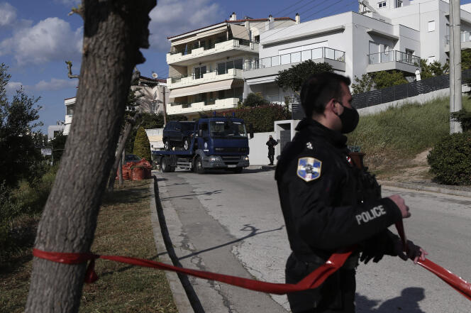 La police procède à l’enlèvement du véhicule du journaliste Giorgos Karaïvaz, assassiné devant son domicile, le 9 avril, à Athènes.