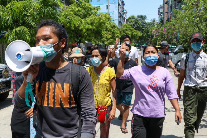 De jeunes manifestants font le signe de la résistance à trois doigts lors d’une marche dans Rangoun, samedi 10 avril 2021.