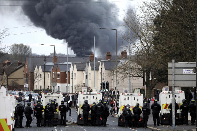 Des policiers tentant d'arrêter les violences entre nationalistes et unionistes, le 7 avril à Belfast.