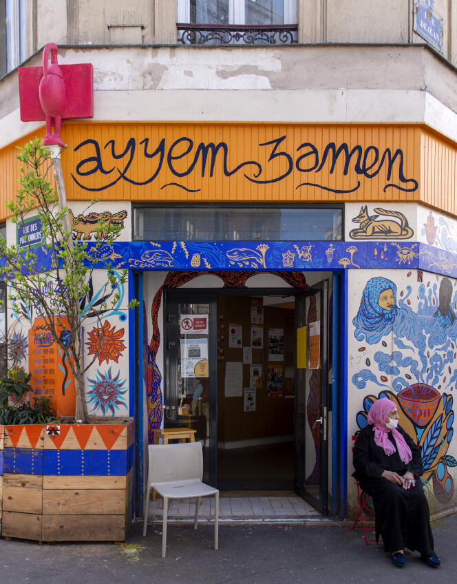 Un calao à l’entrée du café social Ayyem Zamen, un lieu favorisant l’accès à l’information, aux droits, aux soins et à la culture des personnes marginalisées, à l’angle de la rue Dejean et de la rue des Poissonniers, à Paris, en avril 2021 (écoutez la capsule sonore ci-dessous).