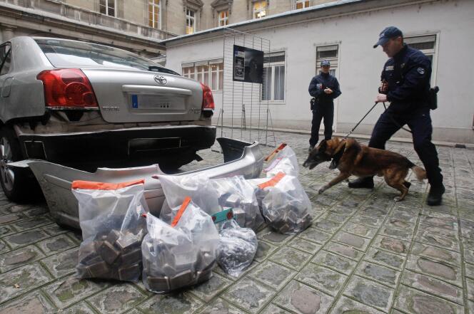 Présentation par la police d’une saisie de 63 kilos de marijuana, lors d’une conférence de presse à Paris, le 15 janvier 2020.