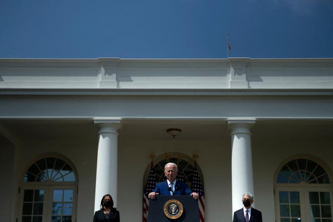 Joe Biden, entouré de la vice-présidente Kamala Harris et du juge Merrick Garland, à la Maison Blanche à Washington, DC, le 8 avril.