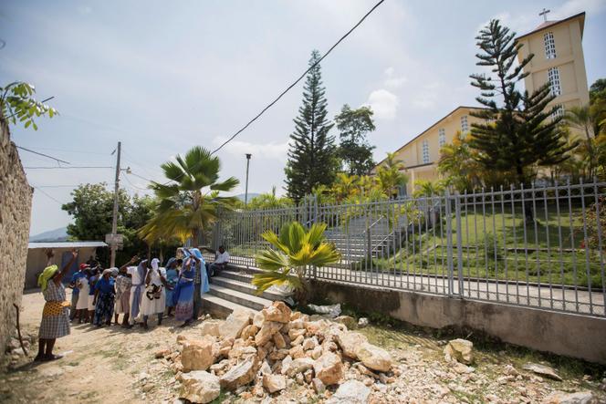 Des fidèles se réunissent pour prier, le 12 avril, près de l’église de Saint-Roch où sept religieux ont été enlevés la veille.