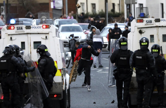 Affrontements entre police et manifestants, à Belfast-Ouest, le 6 avril 2021.