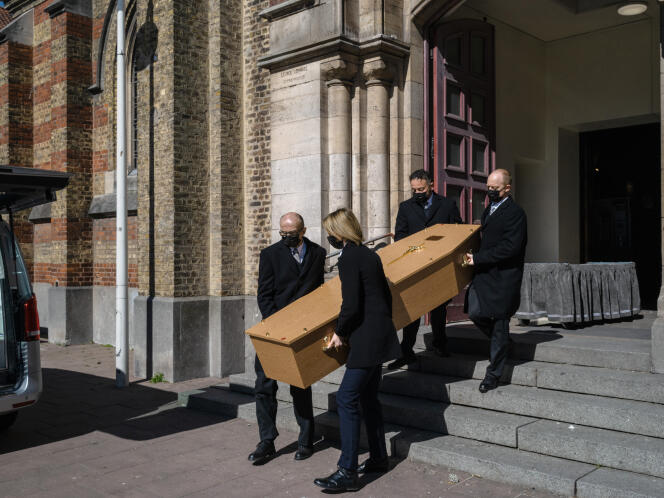 Lors de la messe d’enterrement d’une victime du covid-19 à Malo-les-Bains, le 7 avril 2021.