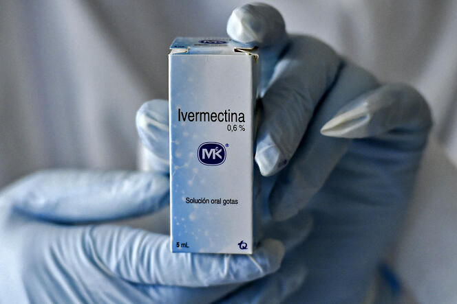 Un flacon d’ivermectine, médicament autorisé par l’Agence des médicaments colombienne pour traiter certains patients atteints du Covid-19, dans le cadre d’une étude menée à Cali (Colombie), le 21 juillet 2020.