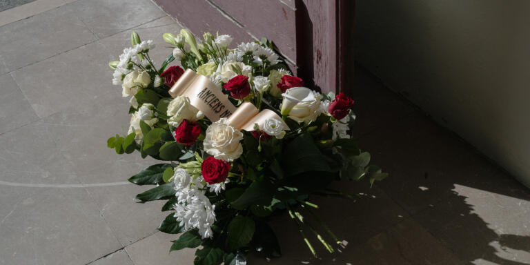 Malo-les-Bains, le 7 avril 2021. Eglise Notre-Dame-du-Sacrè-Coeur. Messe d'enterrement. Fleurs déposées à l'entrée de l'église