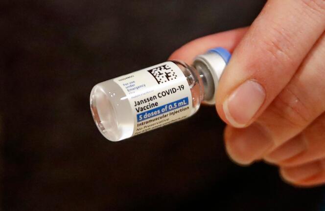 Une infirmière tient une flacon contenant le vaccin Janssen, de Johnson & Johnson, dans l’Illinois, aux Etats-Unis, le 5 mars 2021.