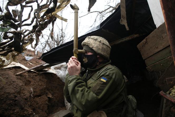 Un soldat ukrainien en poste à Marinka dans la région de Donetsk, près de la frontière avec la Russie, le 12 avril.