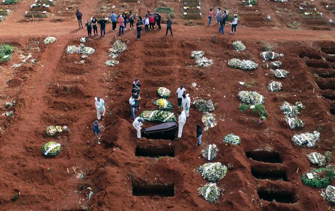 Des employés du cimetière de Vila Formosa, à Sao Paulo, enterrent une personne morte suite à des complications du Covid-19, le 7 avril.