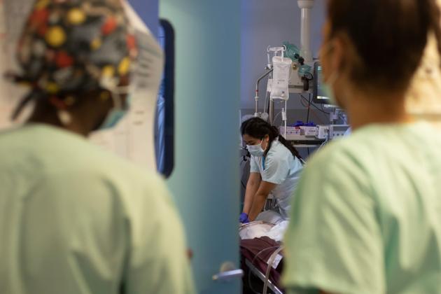 Massage cardiaque sur une patiente du secteur non Covid de la réanimation médicale. Service de réanimation de l’hôpital Bichat, à Paris, le 10 avril 2021.