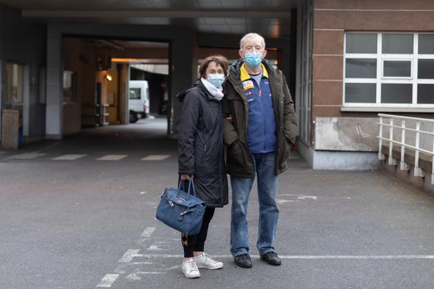 Claude, 73 ans, a passé cinq semaines en réanimation médicale suite à son Covid-19, en août 2020. Aujourd’hui, il revient avec sa femme, Evelyne, remercier les équipes. Service de réanimation de l’hôpital Bichat, à Paris, le 9 avril 2021.