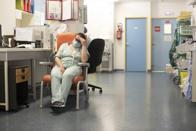 Une infirmière se repose dans le secteur Covid du service de réanimation à l’hôpital Bichat, le 10 avril 2021.