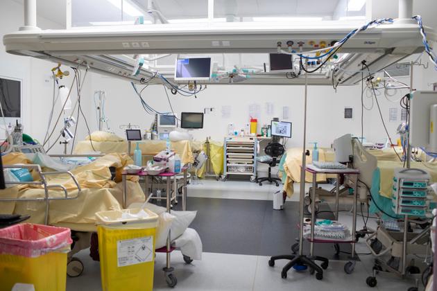 Un bloc opératoire a été transformé en salle de réanimation. Un lit sur quatre était occupé le jour du reportage. Service de réanimation de l’hôpital Bichat, à Paris le 9 avril 2021.
