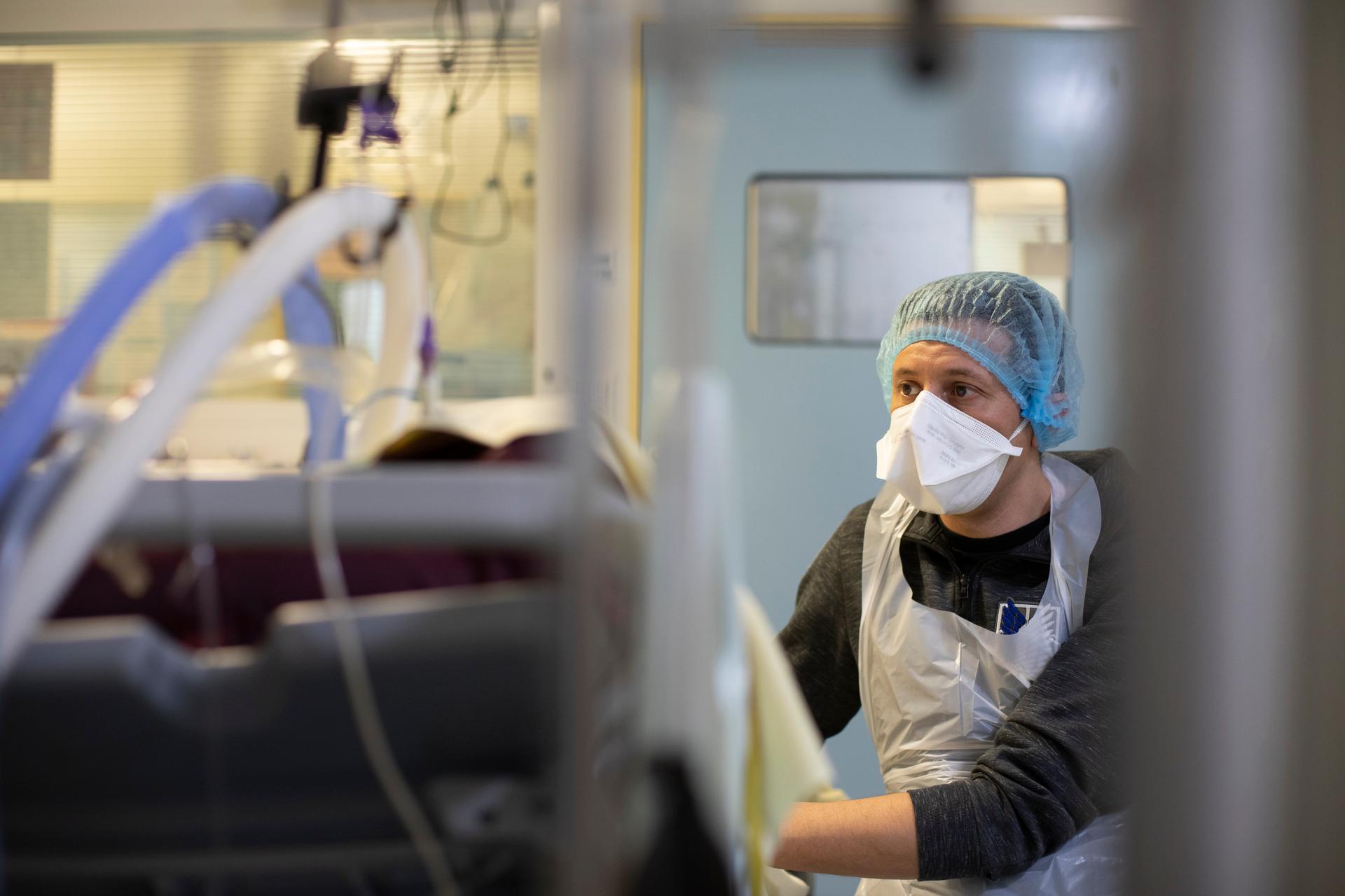 Un fils rend visite à sa mère de 73 ans, malade du Covid-19, hospitalisée depuis 5 jours. Service de réanimation de l’hôpital Bichat, à Paris, le 10 avril 2021.