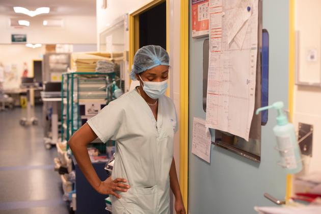 Une infirmière sort de la chambre d’une patiente décédée, après avoir aidé à sa réanimation, dans le secteur non Covid de la réanimation médicale. Service de réanimation de l’hôpital Bichat, à Paris, le 10 avril 2021.