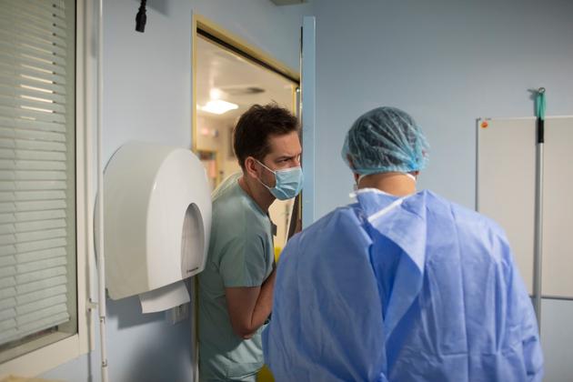 Etienne de Montmollin, réanimateur, propose son aide dans une chambre. Service de réanimation de l’hôpital Bichat, à Paris le 8 avril 2021.