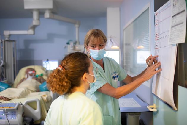 Brigitte Tetard, infirmière dans le service depuis 25 ans, forme Paola. Elle est étudiante infirmière, et réalise son dernier stage de troisième année. C’est son premier jour dans le service de réanimation de l’hôpital Bichat, à Paris, le 10 avril 2021.