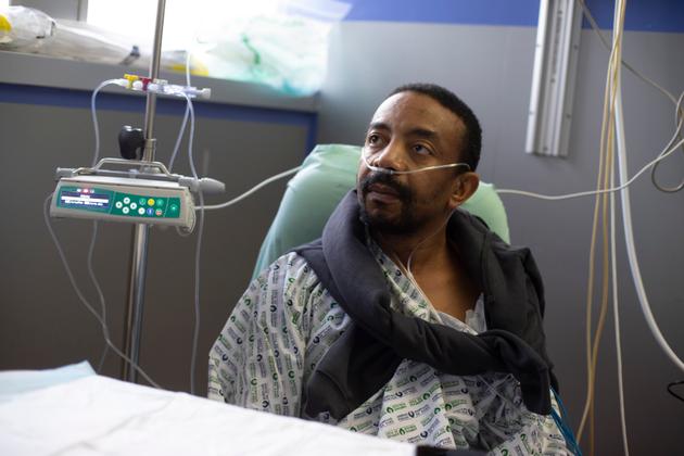 Mohamed est hospitalisé depuis le 2 avril 2021. Sa femme, assistante maternelle en crèche, a attrapé le Covid-19 au travail et l’a contaminé. Service de réanimation de l’hôpital Bichat, à Paris, le 8 avril 2021.