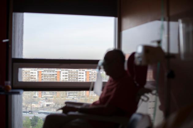 Un patient de 73 ans, atteint du Covid-19, sous oxygène depuis 15 jours. Service de pneumologie de l’hôpital Bichat, à Paris le 9 avril 2021.
