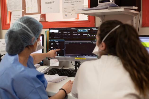 Dans le poste des infirmières, un écran reprenant les différentes constantes des patients a été installé depuis la première vague : les portes des patients positifs au Covid-19 doivent rester fermées. Service de pneumologie de l’hôpital Bichat, à Paris le 9 avril 2021.