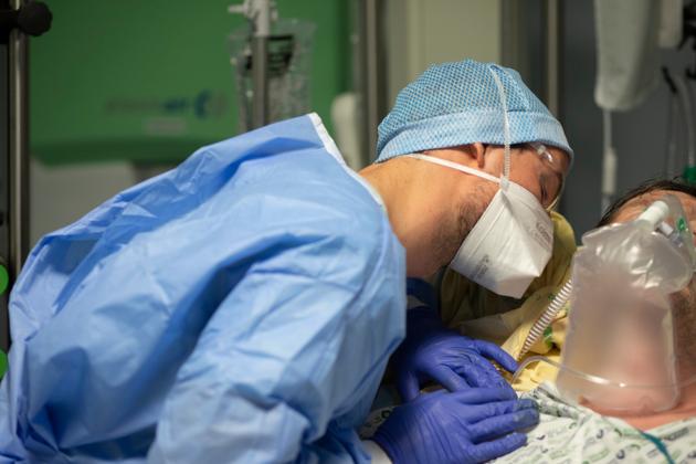 Un interne explique à un patient de 50 ans, transféré depuis le SMIT, qu’il va être endormi pour être intubé. Service de réanimation de l’hôpital Bichat, à Paris, le 8 avril 2021.