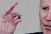 Le président américain Joe Biden tenant une puce électronique.