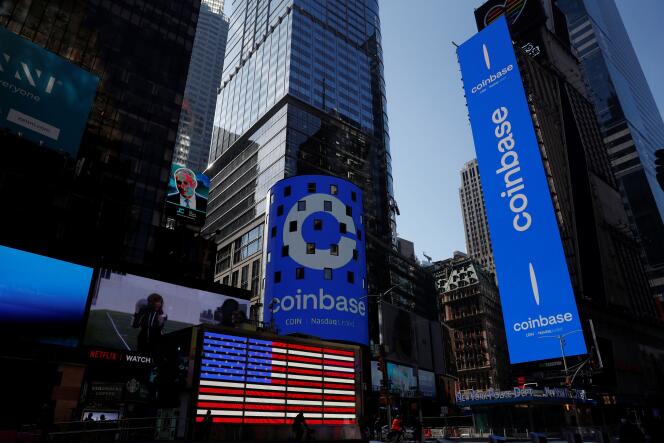 El logotipo de Coinbase se mostrará en Times Square de Nueva York el miércoles 14 de abril para la OPI del intercambio de criptomonedas.
