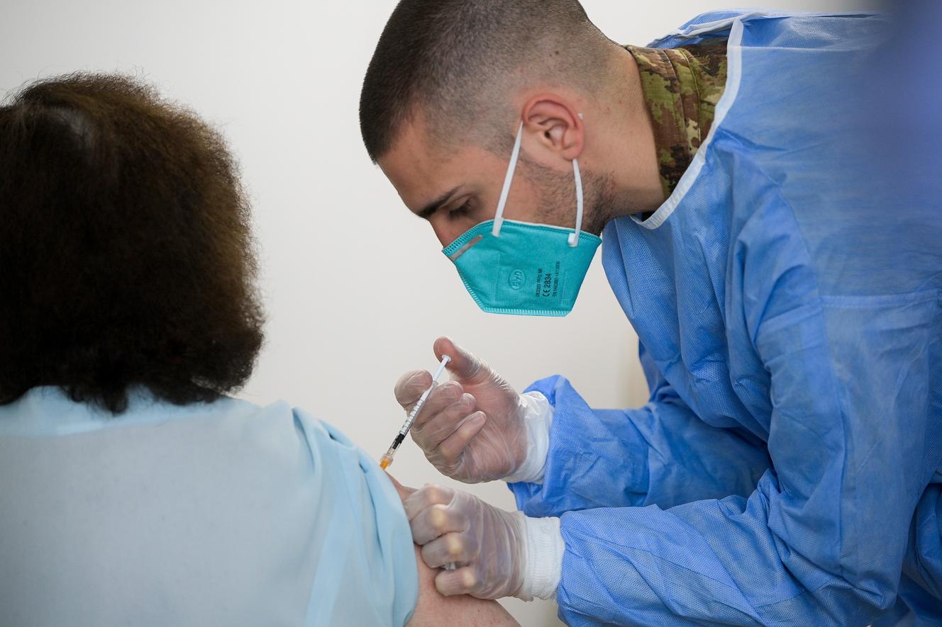 Według danych opublikowanych na stronie włoskiego rządu, od rozpoczęcia kampanii szczepień na półwyspie podano nieco ponad 37 milionów dawek.