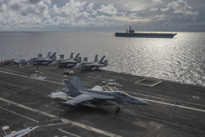 Un avion de combat et un porte-avions américains, le long de la mer de Chine méridionale, en juillet 2020.
