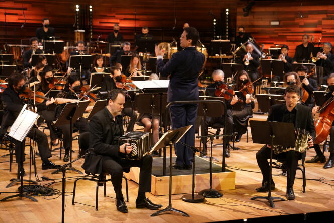 L’Orchestre philharmonique de Radio France et le chef argentin Leonardo Garcia Alarcon, le 11 mars 2021.