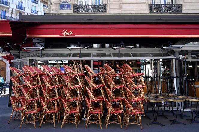La terrasse d’un restaurant fermé, à Paris, en mai 2020.