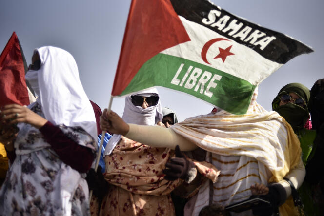 Mujeres participan en las celebraciones del 45 aniversario de la declaración de la República Árabe Saharaui Democrática (RASD), en un campo de refugiados en las afueras de la ciudad de Tindouf, en el suroeste de Argelia, el 27 de febrero de 2021.