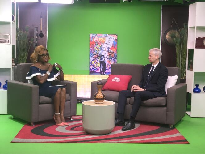 Le ministre français Franck Riester lors d’une interview sur la chaîne nigériane Wazobia TV.