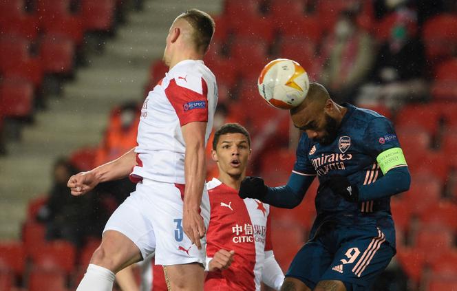 Brace Alexander Lacazette jugó el partido contra el Slavia de Praga, en Praga, el jueves (15 de abril).