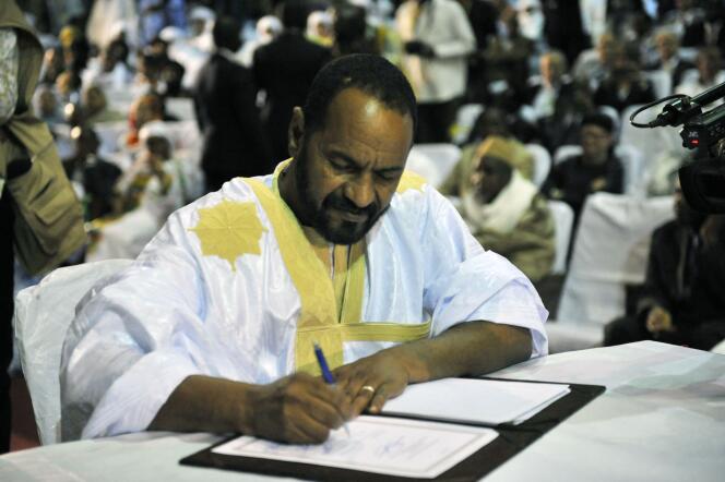 Sidi Brahim Ould Sidati, membre du Mouvement arabe de l’Azawad, signe la version amendée de l’accord algérien au nom de la Coordination des mouvements de l’Azawad (CMA) à Bamako, le 20 juin 2015. Ancien chef rebelle du nord du Mali, Sidi Brahim Ould Sidati a été assassiné le 13 avril 2021 dans la capitale Bamako, selon un porte-parole d’une alliance de milices dans la région.