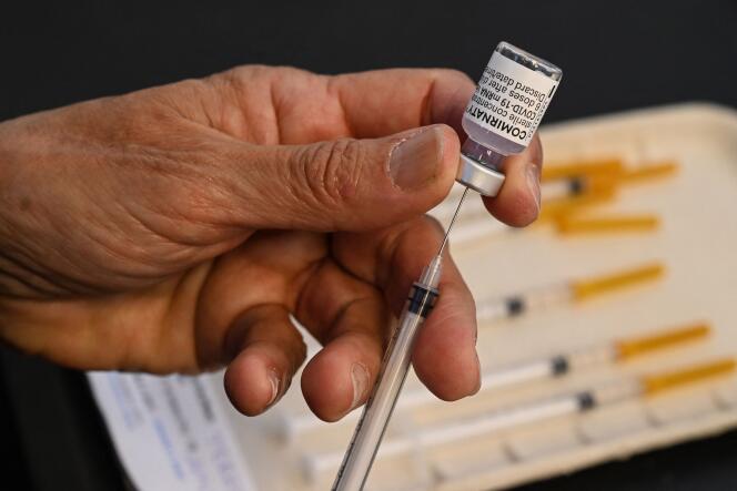 Une infirmière prépare une dose du vaccin Pfizer-BioNTech à Montpellier, le 15 avril.