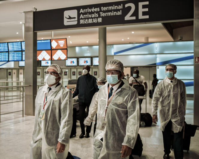 Des membres d’équipage (au premier plan) à l’arrivée des derniers vols autorisés en provenance du Brésil, à l’aéroport Roissy-Charles-de-Gaulle, le 14 avril.