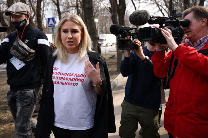 L’opposante russe, Lioubov Sobol, une proche alliée d’Alexeï Navalny, arrive pour son audience au tribunal à Moscou, le 15 avril.