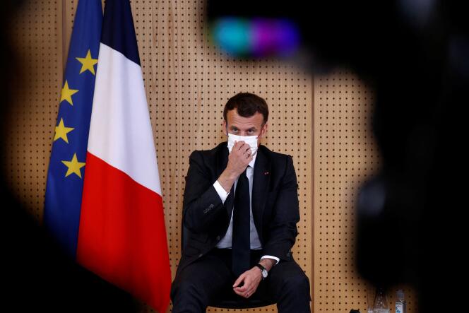 Le président de la République, Emmanuel Macron, lors d’une visite à l’hôpital de Reims (Marne), le 14 avril.
