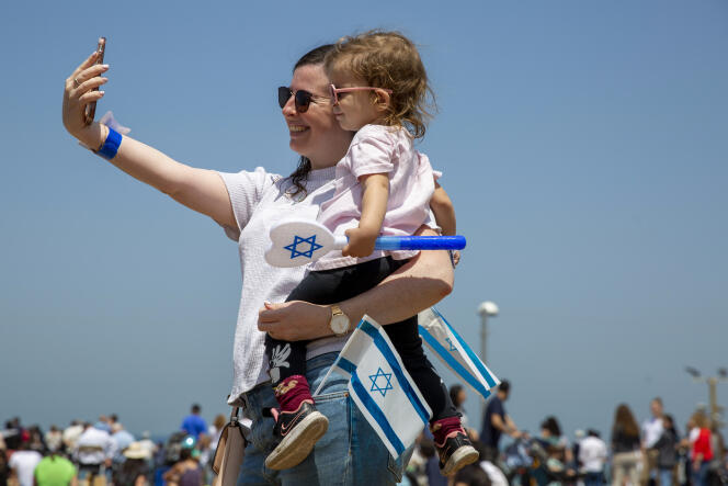 Une femme et son enfant célèbrent l’anniversaire de la création d’Israël, jeudi 15 avril. Les Israéliens vont pouvoir vivre sans masque à l’extérieur à compter de dimanche.