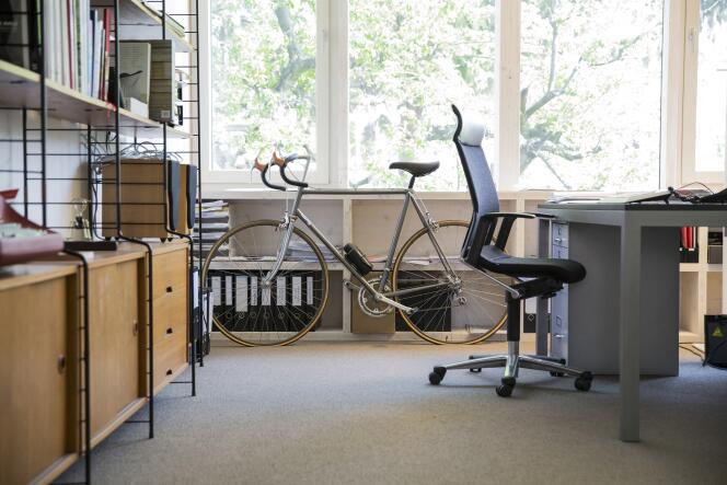Una bicicleta de carreras en la oficina.