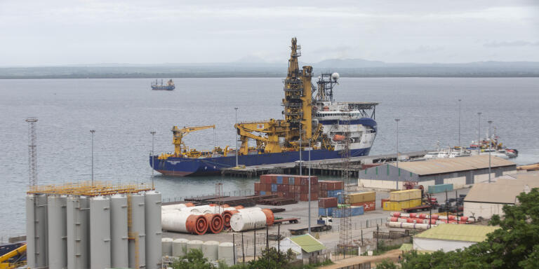 The OCSV Sapura Diamante (Offshore Construction Support Vessel), a pipe layer vessel used in offshore construction, is seen docked at the port of Pemba where sailing boats are expected to arrive with people displaced from the coasts of Palma and Afungi after suffering attacks by armed groups on March 30, 2021. - The United States on Monday vowed to support Mozambique after a prolonged deadly assault on the key northern town of Palma by Islamic State-linked militants waging an escalating insurgency. The town was all but deserted five days after the raid was launched, its residents fleeing by road, boat or on foot. The militants attacked the town on Wednesday, spiralling an insurgency that has spread bloodily across northern Mozambique since 2017. (Photo by Alfredo Zuniga / AFP)