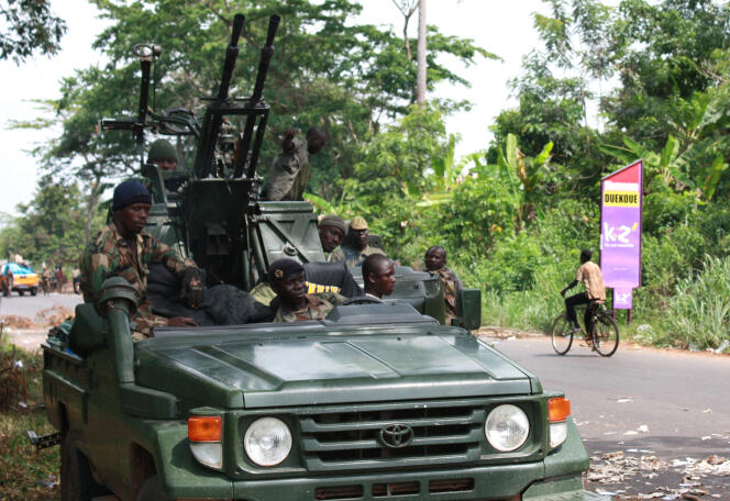 Des membres des forces pro-Ouattara à Duékoué, dans l’ouest de la Côte d’Ivoire, le 29 mars 2011.