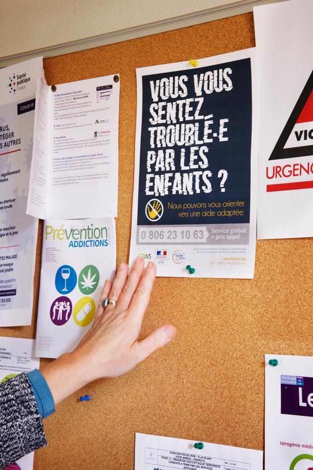 Dans l’accueil du centre de Ville-Evrard, une affiche rappelant le numéro d'appel unique pour les personnes sexuellement attirées par les enfants. Cette mesure a été mis en place fin 2020 au niveau national, pour lutter contre les violences faites aux enfants.