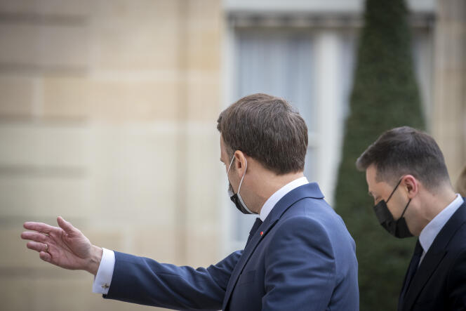 Emmanuel Macron recevant le président ukrainien, Volodymyr Zelensky, au palais de l’Eysée, à Paris, le 16 avril.