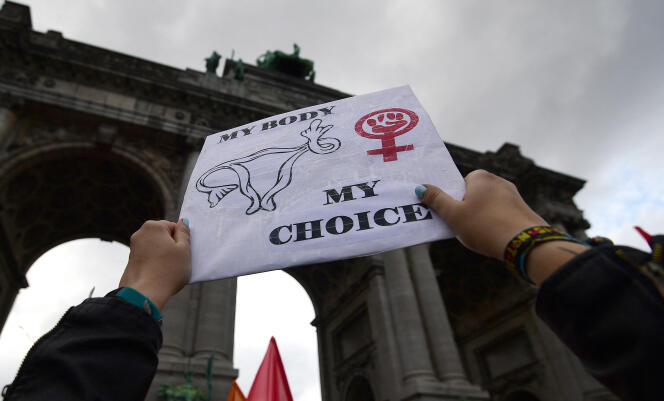 « Mon corps, mon choix », lit-on sur cette pancarte lors d’une manifestation pour la libéralisation du droit à l’IVG, à Bruxelles, en septembre 2017.