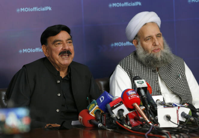 Les ministres pakistanais Sheikh Rashid Ahmed (intérieur, à gauche) et Noor-ul-Haq Qadri (affaires religieuses) à Islamabad, le 15 avril.