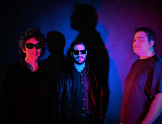 La musicista sotterranea siciliana Joel Valenti (a sinistra), conosciuta fin dai primi anni 2000 con il nome di se stessa, e oggi come Jojo e la sua band.